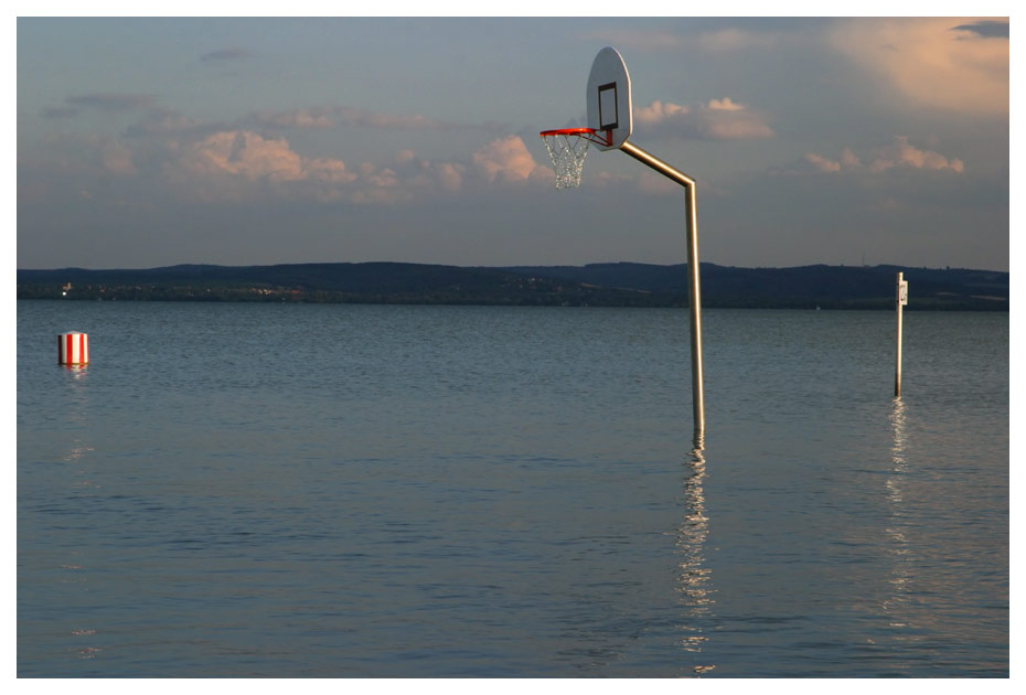 Balaton-jrvell auringon laskiessa. Matti Harju 2003.