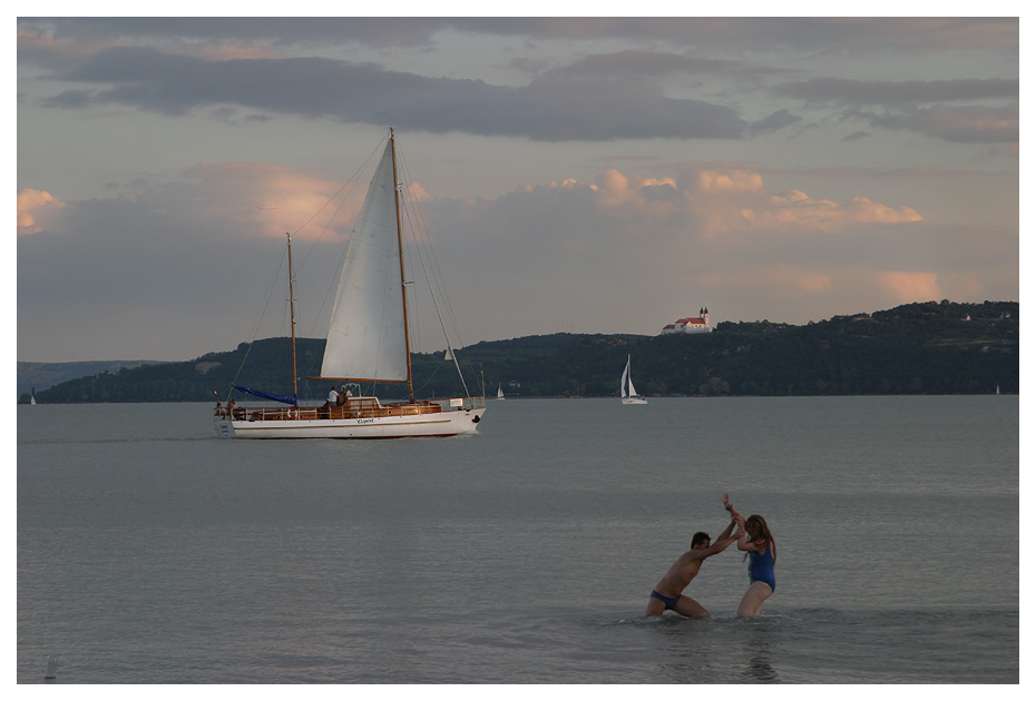 Balaton-jrvell auringon laskiessa. Armi Hltt 2003.